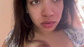 Novinha só 18 anseia masturbação diária com homens mais velhos. Buceta apertada fica selvagem com experiência.