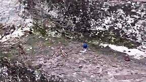 Fata drăguță cu ochi căprui urcă dealul străzii entuziasmată