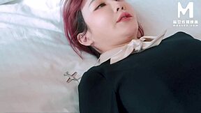 Modelmedia Asia空姐长期禁欲后渴望大鸡巴。大胆行动！