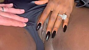 Hey mand, se denne sexede sorte model vibe hendes barberede fisse