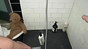 ליווי ערבית צעירה 18+ עם גוף מושלם מתעסקת בכוס צרה במקלחת