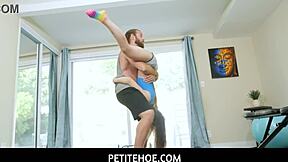 Petite salope - Lily Glee ne résiste pas à la grosse bite du coach de fitness