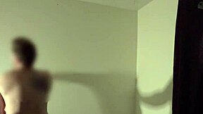 베이비시터가 아파트에 왔어요