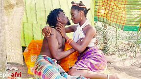 다리를 더 벌려, 그 멋진 에보니 보지를 보고 싶어!