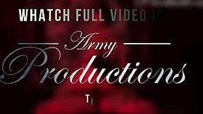 Gotická dievčina vykonáva rituál s priateľom