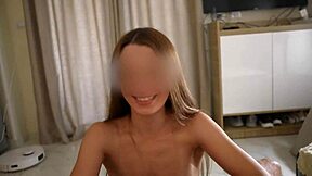 Stedsøster hopper dristigt på monsterpik når hun er alene hjemme