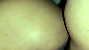 Hűtlen bérlő beenged a szobájába, hogy megnézzem a puncáját