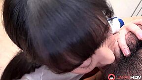 本宮智美が制服姿でクラスメートと一緒に素敵に見える