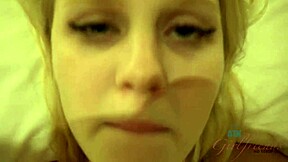 בלונדינית 18+ רוכבת זין בתשוקה בחדר שינה