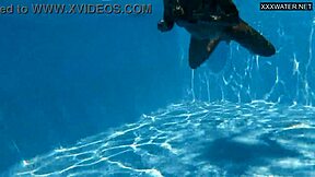 Hermosa adolescente 18+ ángel en bikini sexo bajo agua