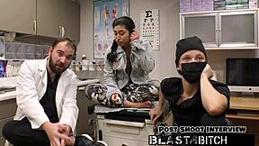 Jasmine Rose hátát spriccelik ondóval POV-ban!