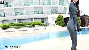 Hei lateksi flexi-nukke, näytä meille lisää?