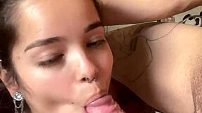 Acordei e já gravamos ESSE SEXO ORAL DESLEIXADO. Deitada na cama com a bunda pra cima e cabelo em rabo de cavalo pro Wellington Prado me engasgar no seu pau grande!