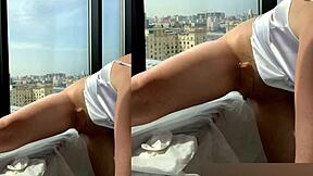 Cowok Gemuk Bantu Milf Blonde Kurus Cabut Bulu dari Memek Basah Lalu Gosok Klitorisnya