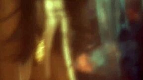 ela tira a roupa e dança eroticamente com movimentos provocantes de morena