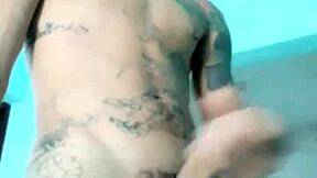 Magrinho leker med sitt store leketøy i stuen