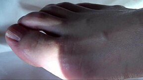 熟れたアジアンOLが昼間にアマとナイーブな交尾