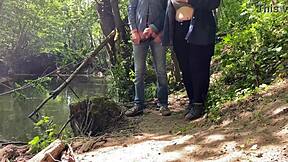 嘿，你岳母的手淫技巧在我鸡巴上简直不可思议