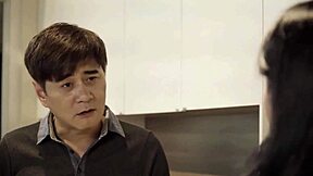 Ženska sekretarica za gostoprimstvo nudi suptilnu azijsku šarm u kancelariji