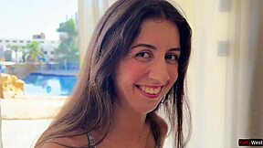 Lepa punca pobrana javno za seks, se strinja hoditi s spermo na obrazu po doggystyle jebanju