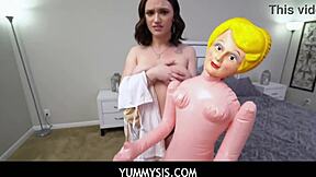 Yummysis - Brat przyrodni kupuje Gracie Gates jako lalkę seksualną?