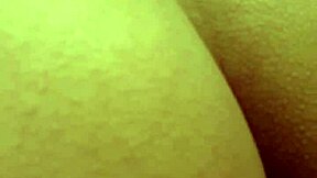 بوكر إيروتيك يتحول إلى جلسة لعق ليزبياني