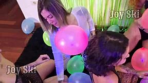 Sestrična reče: Srečno rojstvo! Drgniva si riti z baloni na zabavi!