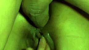 若い黒人ベイビーが年上チンポに感情高ぶって騎乗クローズアップ