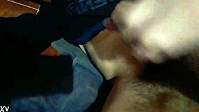 מרגישה עונג עז במהלך סשן אוננות טוב עם רגשות עמוקים