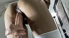 Nemůžu uvěřit, že asijská Mei dostává svou velkou kundu vrtanou tím dildovým strojem, je to tak horké!