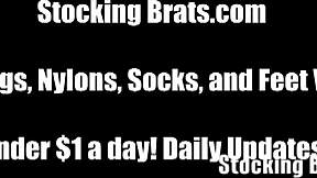 柔らかいパンティーストッキングをゆっくり太ももから脱ぐ