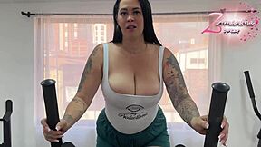 Quand je suis seule à la salle, je me fais plaisir avec mon jouet préféré