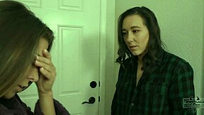 신 세이지와 아리엘 X, 큰 스트랩온 딜도로 레즈비언 욕망 탐험. 그들은 옷 벗기고 찢어.