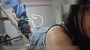 ほら、隣人がランプ直してるの見てる？ 彼が私の尻を凝視してチンポ硬くしてるの捕まえたよ！