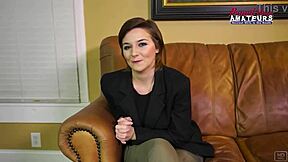 Gledam kratko lasasto rjavolasko Kylie, kako sesa in požira ta velik kurac