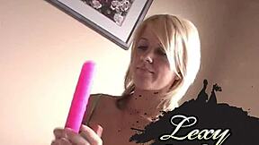 Voi mies, Lexy Lohanin luonnolliset tissit pomppivat kun hän masturboi sillä dildolla