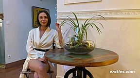 Eve, den europeiske jenta med piercinger i brystvortene, onanerer i sexy bad, rører ved barbert fitte og føtter