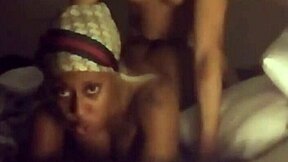 Naapurini ratsastaa hyvää kyrpä kun mies töissä, kolmisin isolla tisseillä ja persellä