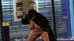 Debela britanska amaterka trlja se napolju na perverznim javnim mestima