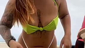 Devica bo jedla mojo ritko na plaži, medtem ko flasham