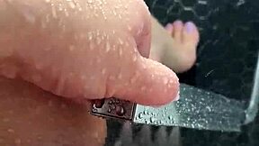 Падчерица яростно мастурбирует в солнечном душе с бешеной страстью