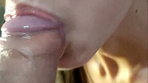 अमेचर टीन 18+ इंटेंस क्लोजअप ब्लोजॉब एकशन देती है