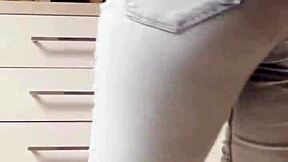 Mała blond amatorska tanczy w ciasnych dżinsach na pierwszym striptizie