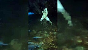 I en passioneret strøm rider den kurvede latina kone hårdt efter dyb blowjob til manden