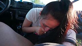 Доминираща нимфо брюнетка язди голям кур и принуждава изневяра на приятелката