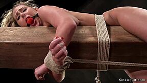 Kom og se den brunette i strømper blive bundet op og groft kvalt i streng bondage