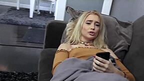 Hete stiefzus betrapt tijdens massage met masturberen!