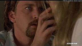 Janet Gunn gola v prizoru Noči tekaškega človeka