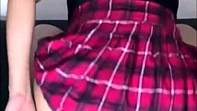 Μετά το πάρτι του πανεπιστημίου, Λατίνα και Ινδή καλύτερες φίλες φιλιούνται με πάθος στο μπάνιο, οδηγώντας σε απατηλό οργασμό