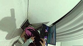 עקרת בית משלמת לטכנאי בתחת כשהבעל בחוץ, הא?